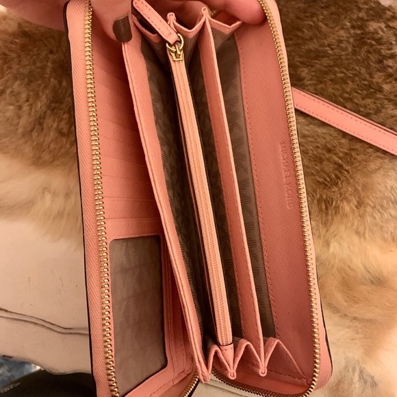 Michael kors pink wallet - Picture 4 of 4